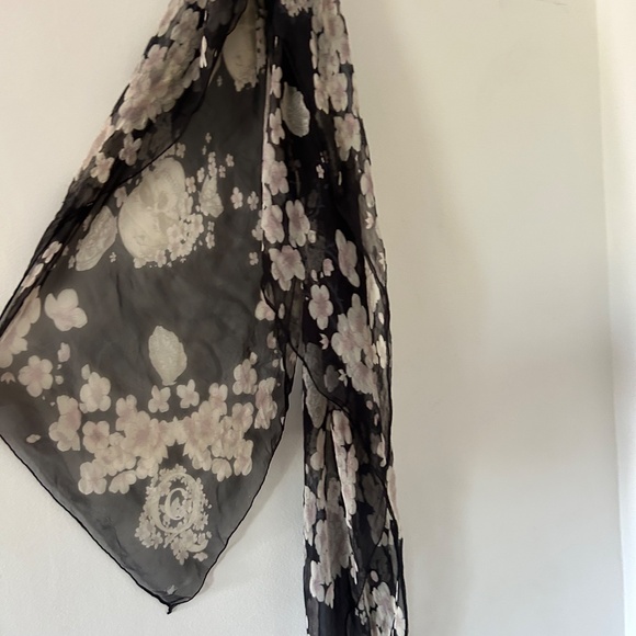 Alexander McQueen Black semi-sheer floral skull print scarf - Picture 3 of 9